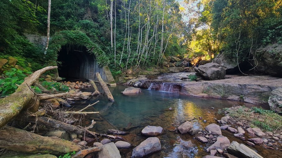 Túnel destruído pelas chuvas de 2023 e 2024