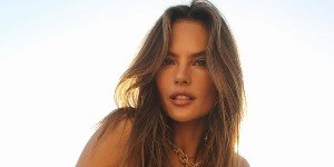 Alessandra Ambrosio exibe corpão, aos 44 anos, em Ibiza