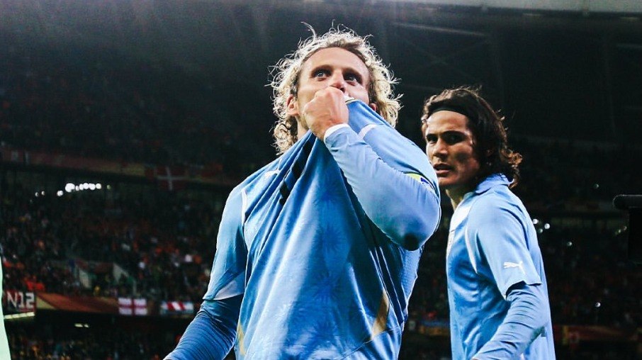 Diego Forlán em ação na Copa de 2010