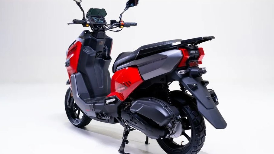 Novo scooter da Shineray aposta em motor de 149,48 cm³, rodas de 13 polegadas e freios CBS Novo scooter da Shineray aposta em motor de 149,48 cm³, rodas de 13 polegadas e freios CBS