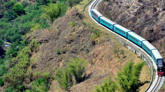 Saiba%20tudo%20sobre%20o%20trem%20que%20leva%20turistas%20de%20Minas%20Gerais%20para%20o%20Esp%C3%ADrito%20Santo