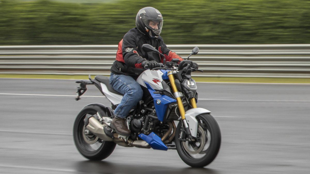 BMW F 900R é menos potente que versão europeia, e rivais, mas comportamento dinâmico não decepciona