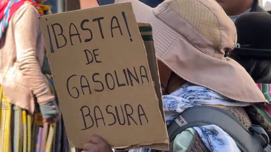 Mulher protesta contra gasolina de má qualidade