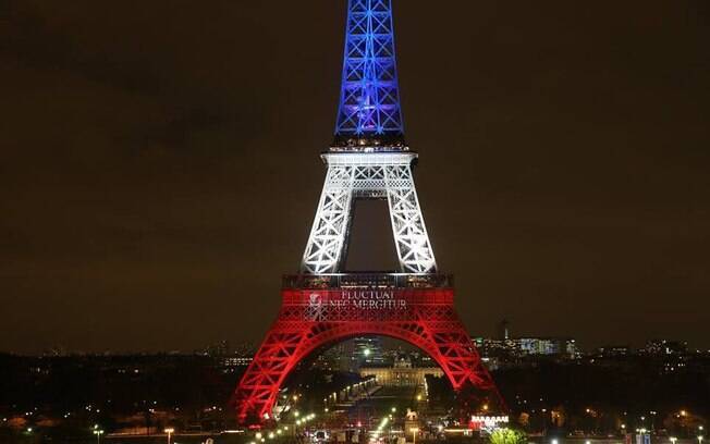 Torre Eiffel reabre após atentado do dia 13 de novembro de 2015 