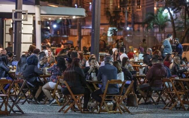Bar lotado no bairro da Tijuca, no Rio de Janeiro, logo após reabertura de bares e restaurantes na cidade em julho