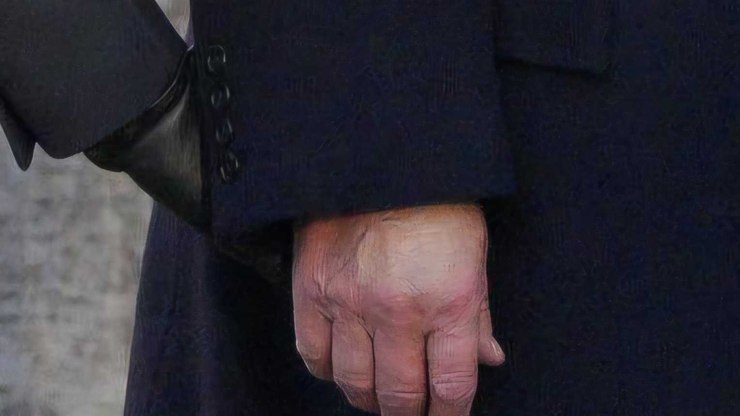 Maquiagem na mão de Trump levanta suspeita sobre sua saúde