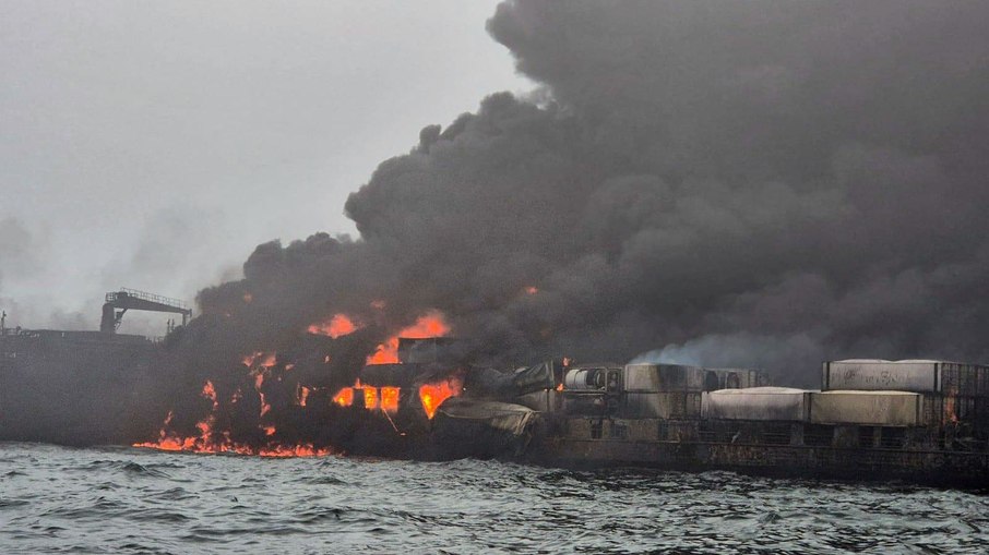 Ambos os navios estão em chamas após a colisão. Ambos os navios estão em chamas após a colisão.