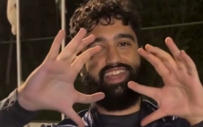 Goleiro mostra seis dedos em cada mão Goleiro mostra seis dedos em cada mão