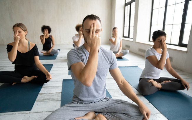 2 técnicas de yoga para ajudar a aliviar o estresse