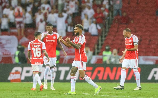 Wesley celebra com os companheiros o gol feito contra o Bahia