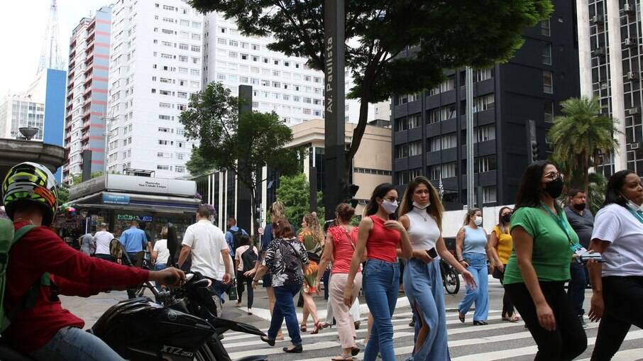 Circulação de pedestres na Avenida Paulista após liberação do uso da máscara, em São Paulo