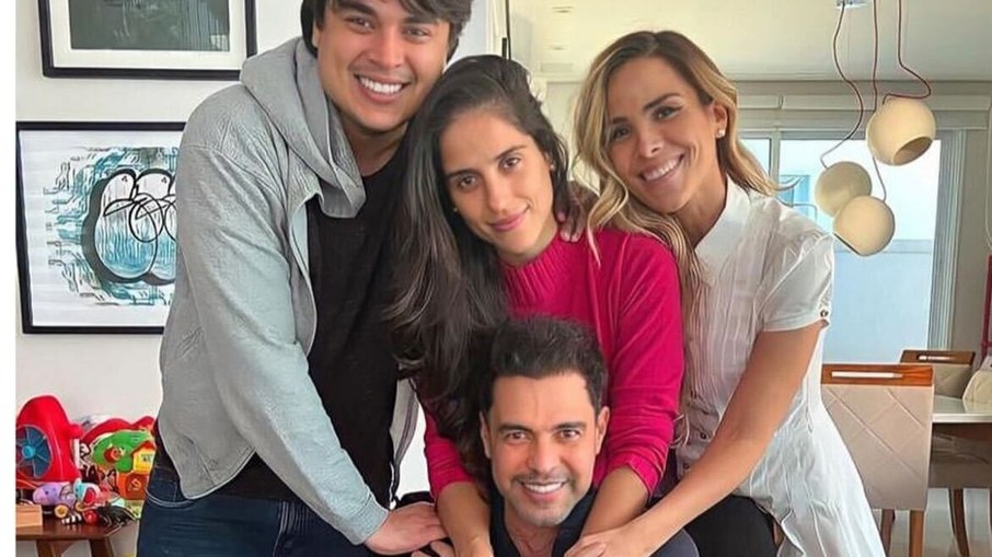 Wanessa Camargo, Camilla Camargo e Igor Camargo com o pai, Zezé Di Camargo