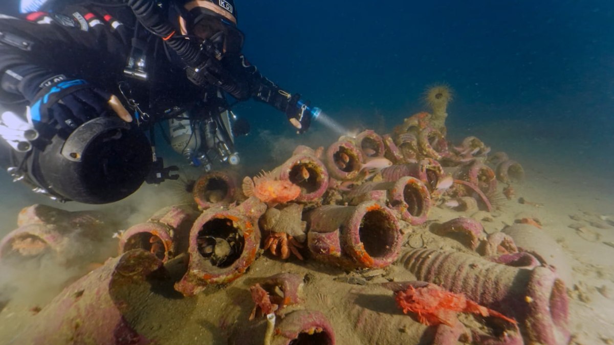 Ânforas, um tipo de vaso, encontradas intactas no mar da Itália