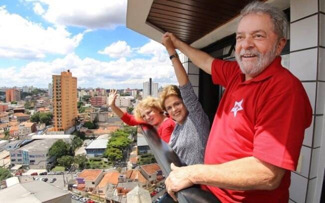 Lula acena ao lado de Dilma e de sua mulher, Marisa, um dia após depoimento forçado