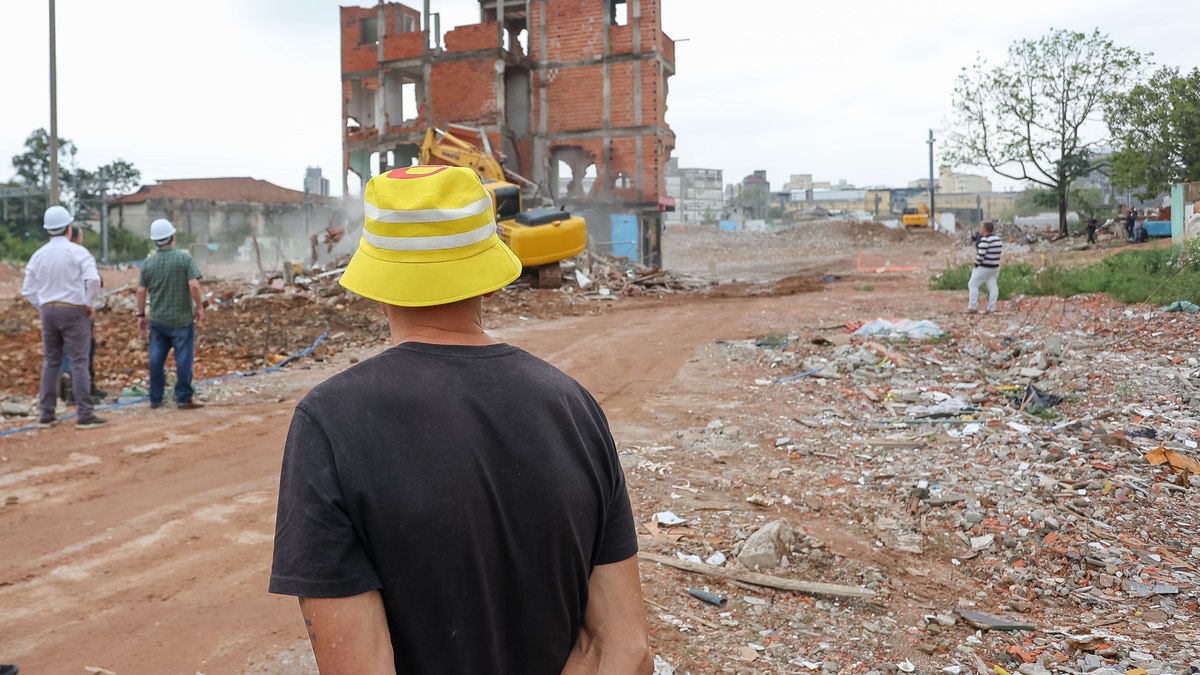 O último morador da Favela do Moinho, o porteiro Manuel Severino Silva Santos, de 53 anos, acompanha o processo de demolição de sua antiga casa O último morador da Favela do Moinho, o porteiro Manuel Severino Silva Santos, de 53 anos, acompanha o processo de demolição de sua antiga casa