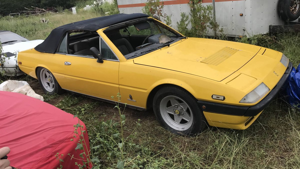 Ferrari abandonada