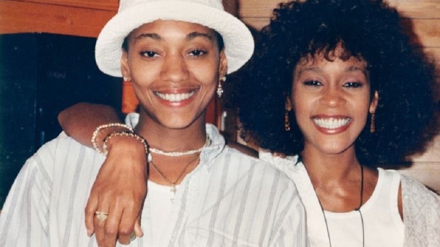 A cantora Whitney Houston e a diretora de criação Robyn Crawford tiveram um relacionamento nos anos 1980.
