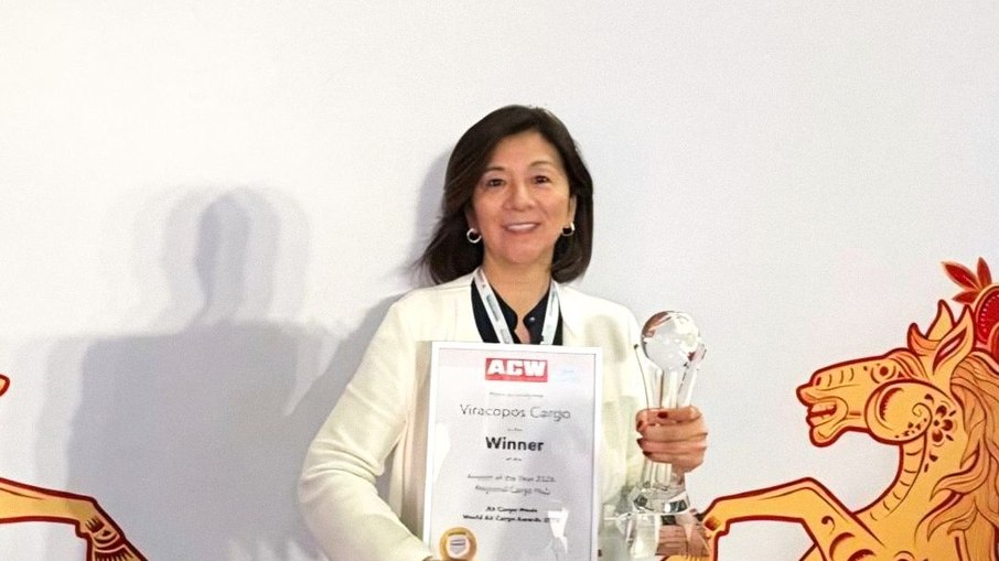 Aeroporto de Viracopos recebendo premiação na China