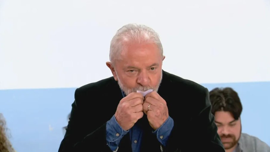 Lula beija o comprovante de votação
