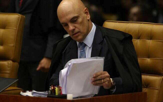 Decisão do ministro Alexandre de Moraes determinou suspensão de contas de 16 pessoas no Twitter e no Facebook