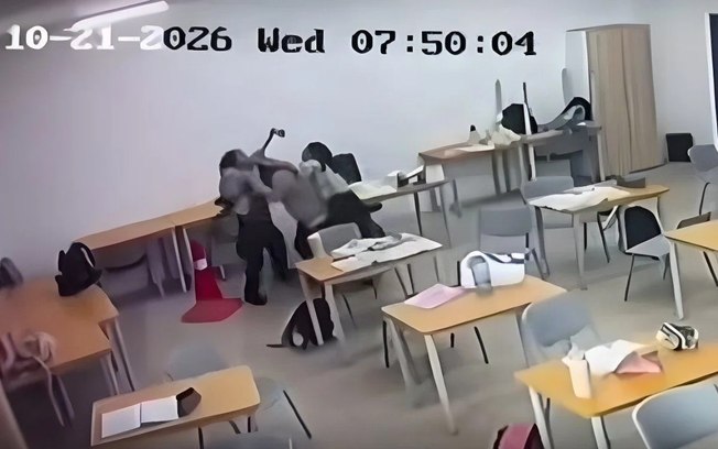 Estudante ataca professora com machado e transmite ao vivo - Foto