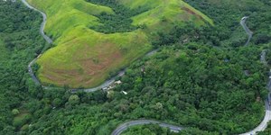 Carreta tomba e interdita Dutra na Serra das Araras