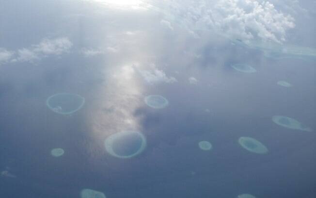 Vista das milhares de ilhas de Maldivas do avião