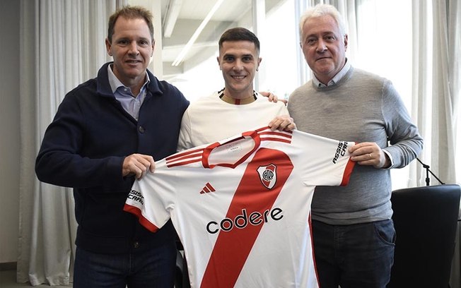 Bustos, ex-Internacional, posa com a camisa do River Plate
