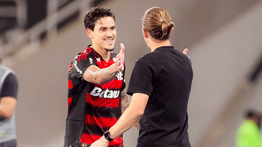 Pedro cumprimenta Filipe Luís em vitória sobre o Botafogo Pedro cumprimenta Filipe Luís em vitória sobre o Botafogo
