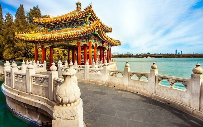 Pequim, na China, é um dos lugares mais surpreendentes da lista por ser distante, mas possuir passagens aéreas em conta