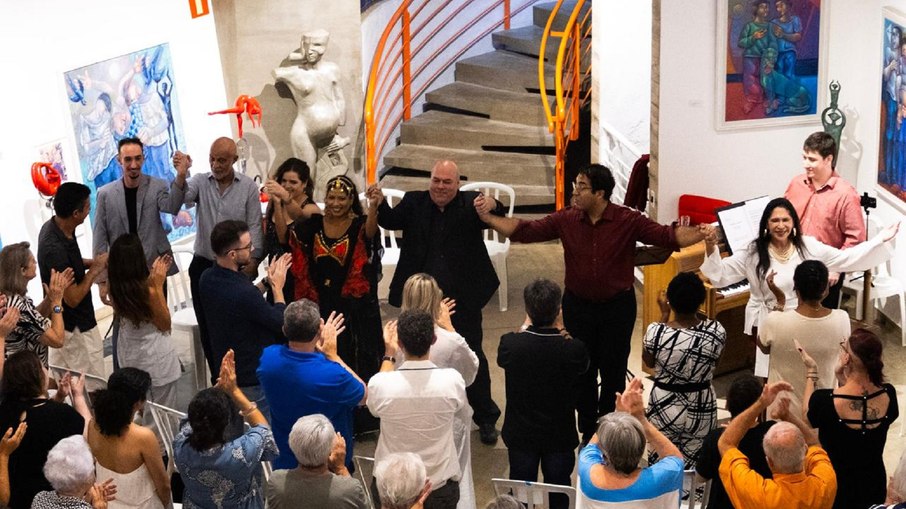 Artistas recebem aplausos após apresentação Artistas recebem aplausos após apresentação