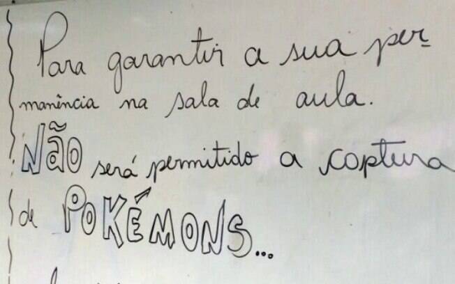 Esses alunos que não sabem disfarçar na hora de jogar Pokemón em aula...
