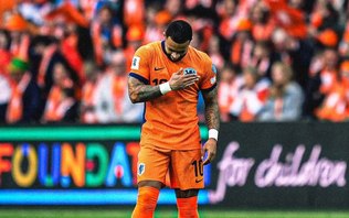 Memphis iguala lenda como maior artilheiro da história da Holanda