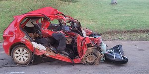 Colisão entre carro e carreta em rodovia deixa cinco mortos