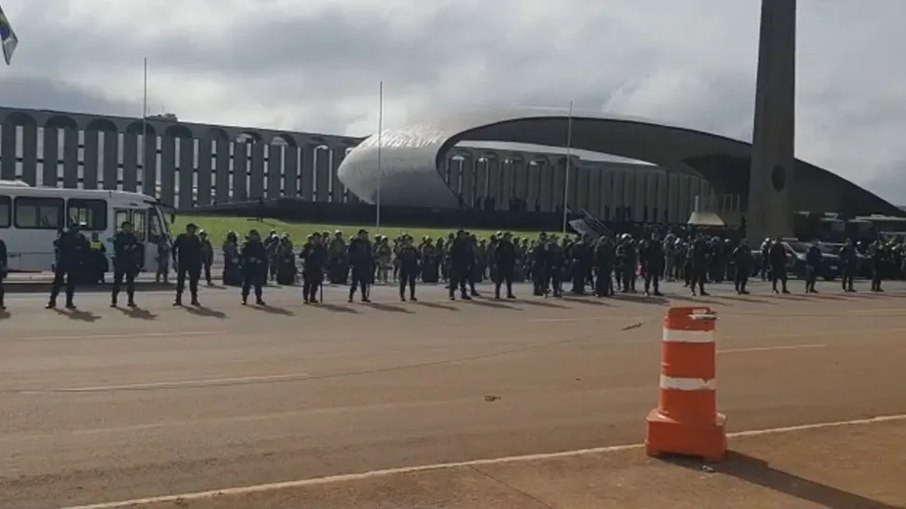orças de segurança fazem barreira em frente ao QG do Exército, em Brasília