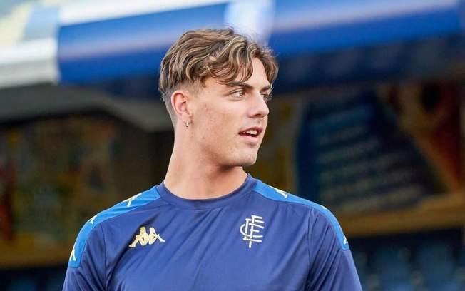 Carro de Maldini teve pequena avaria e ele teve ferimento leve. Mas ficara sem a carteira por pelo menos seis meses Carro de Maldini teve pequena avaria e ele teve ferimento leve. Mas ficara sem a carteira por pelo menos seis meses