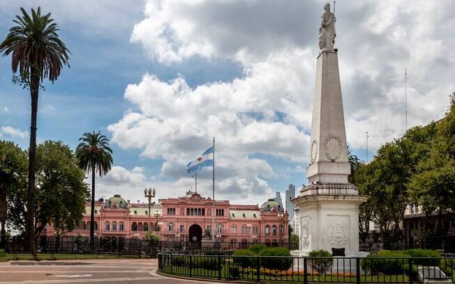 A Casa Rosada fica na Plaza de Mayo, na divisa dos dois bairros de Buenos Aires que compõem o centro da cidade