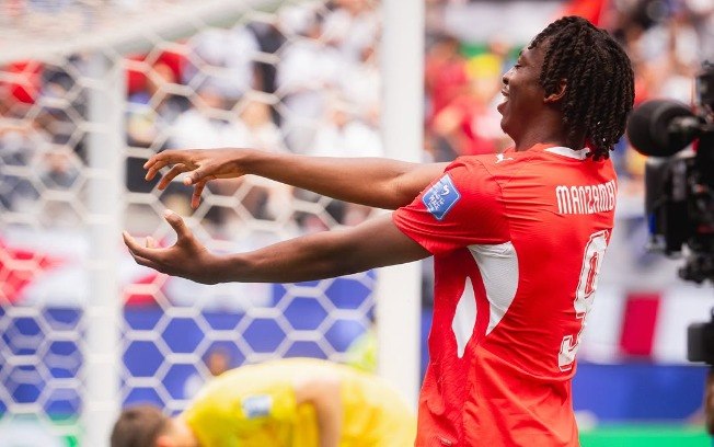 Manzambi comemorando um dos gols da Suiça Manzambi comemorando um dos gols da Suiça