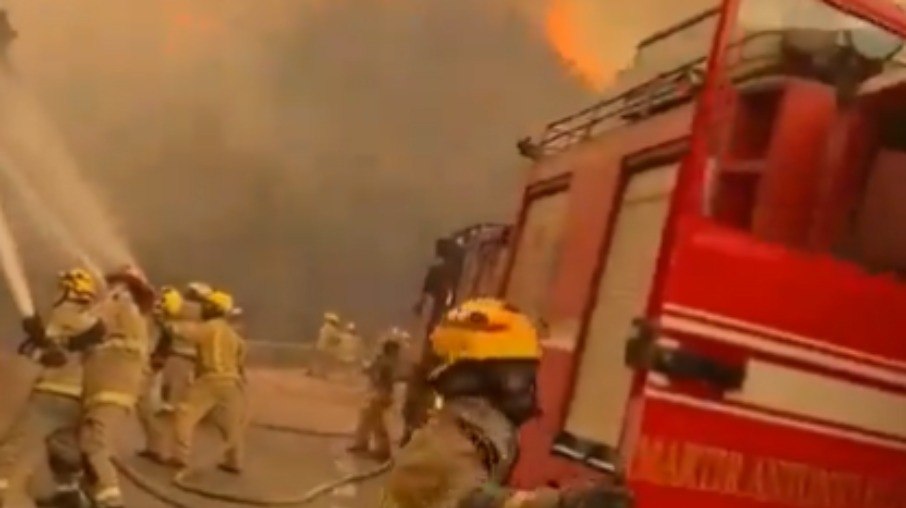 Bombeiros combatendo fogo no Chile