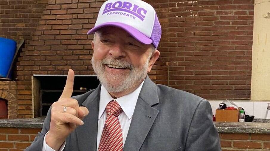 O ex-presidente Luiz Inácio Lula da Silva com boné da campanha de Gabriel Boric em foto postada em uma rede social 