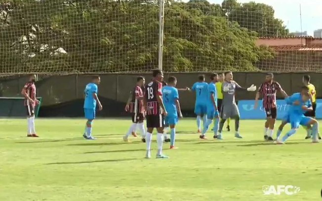 Confusão aconteceu ainda no primeiro tempo da partida 