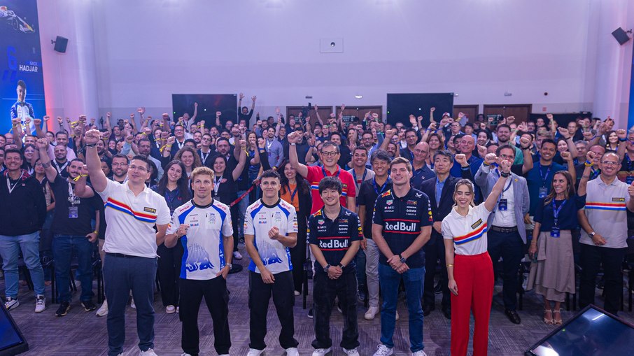 Verstappen visita fábrica da Honda Verstappen visita fábrica da Honda