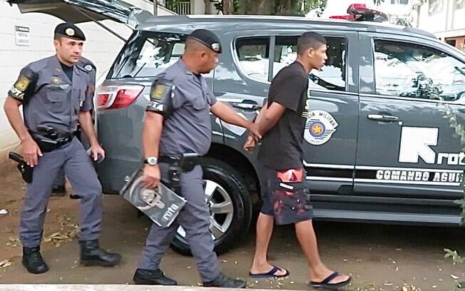 Policial de ROTA conduz preso para a Delegacia. Atrás, o Tenente Coronel Mello Araújo, Comandante da ROTA que efetuou a prisão