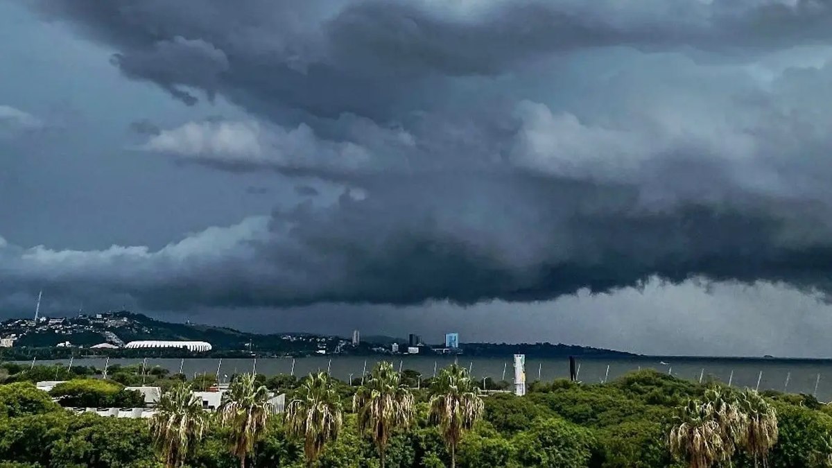Carnaval Abalado: Temporal Devasta Grande Porto Alegre e Causa Caos