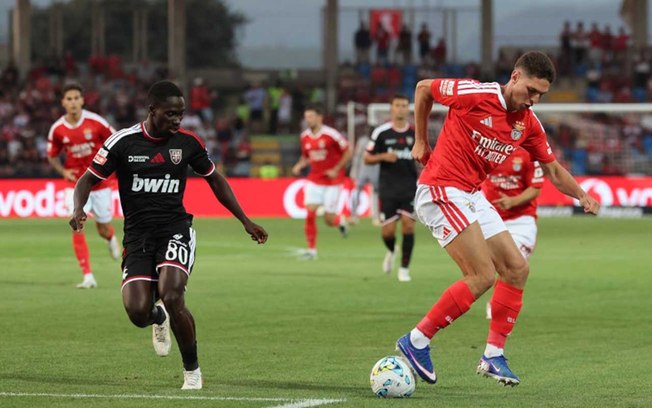 Pavlidis, atacante do Benfica, vibra ao comemorar um de seus três gols sobre o Casa Pia Pavlidis, atacante do Benfica, vibra ao comemorar um de seus três gols sobre o Casa Pia