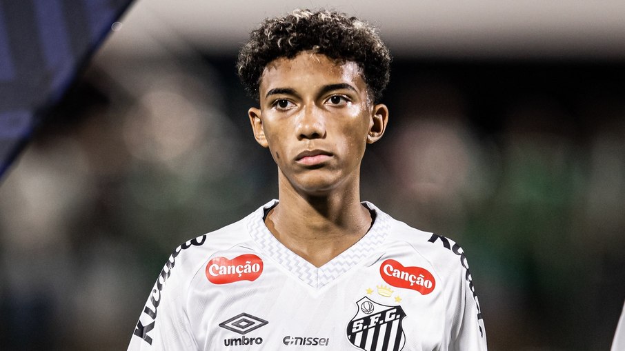 Robinho Jr. tem apenas 21 jogos no time profissional do Santos