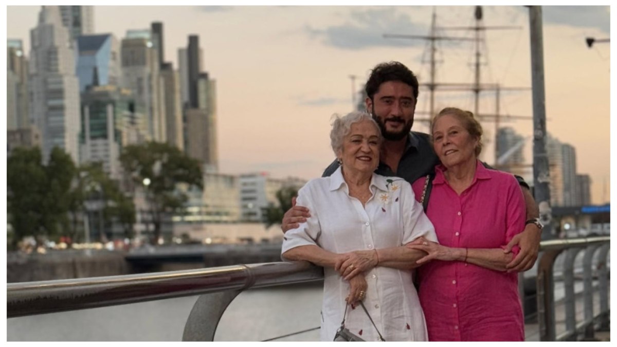 Gabriel Azevedo com a mãe (à esquerda de branco) e sua tia Gabriel Azevedo com a mãe (à esquerda de branco) e sua tia