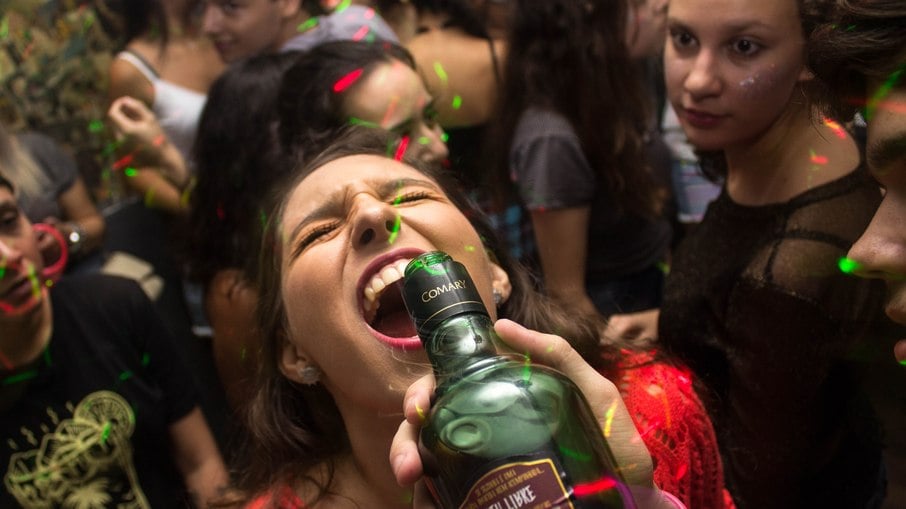 Jovens consumindo álcool