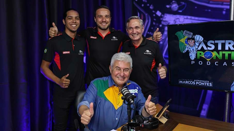 Senador Astronauta Marcos Pontes com os convidados do 1º episódio do Astropontes Podcast. Da esquerda para a direita, Ademir Redondo, diretor do SENAI de Bauru, e os ex-alunos da entidade, Bruno Assis e Rodrigo Santos