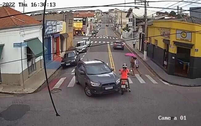 Vídeo: motociclista é atropelada por carro após dar passagem para pedestres